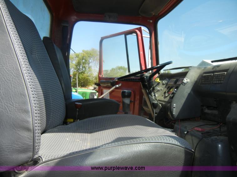 image for item D4605 1993 Ford L8000 dump truck