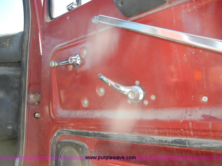 image for item D4605 1993 Ford L8000 dump truck