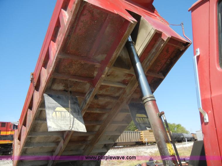 image for item D4605 1993 Ford L8000 dump truck