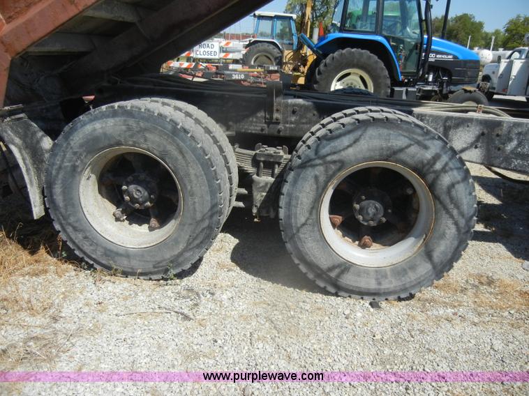image for item D4605 1993 Ford L8000 dump truck