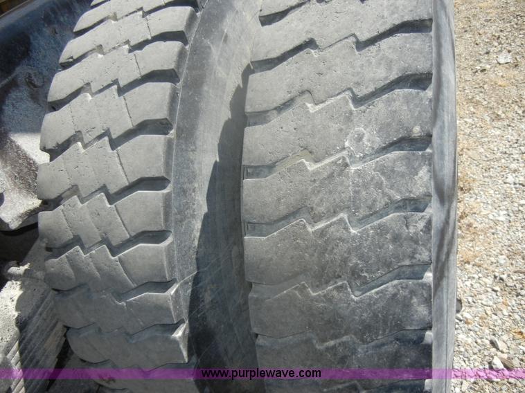 image for item D4605 1993 Ford L8000 dump truck