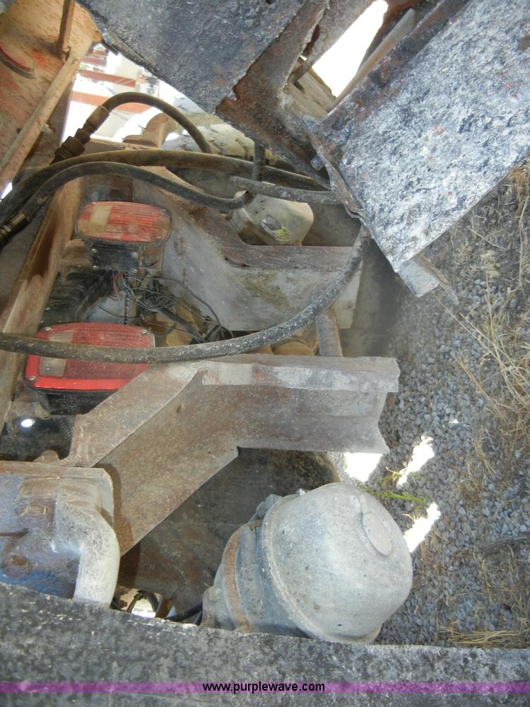 image for item D4605 1993 Ford L8000 dump truck