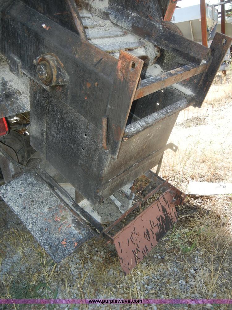 image for item D4605 1993 Ford L8000 dump truck