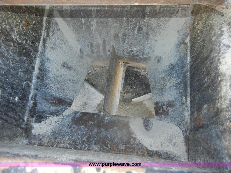 image for item D4605 1993 Ford L8000 dump truck