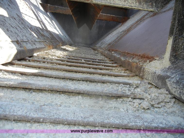 image for item D4605 1993 Ford L8000 dump truck