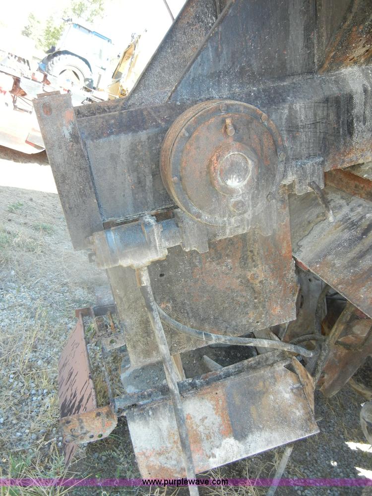 image for item D4605 1993 Ford L8000 dump truck