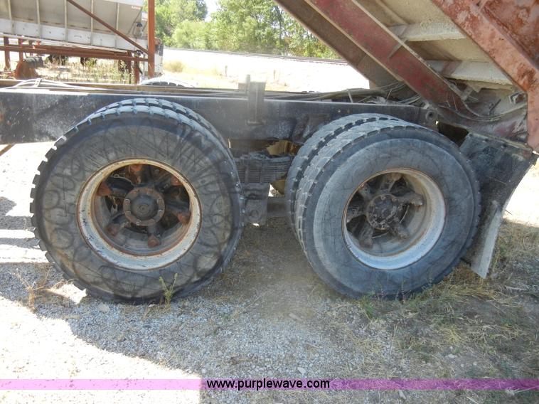 image for item D4605 1993 Ford L8000 dump truck