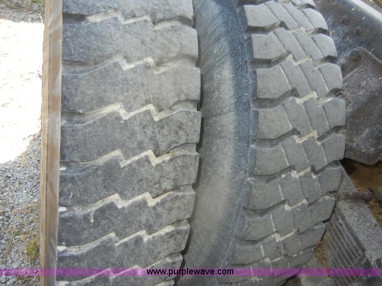 image for item D4605 1993 Ford L8000 dump truck