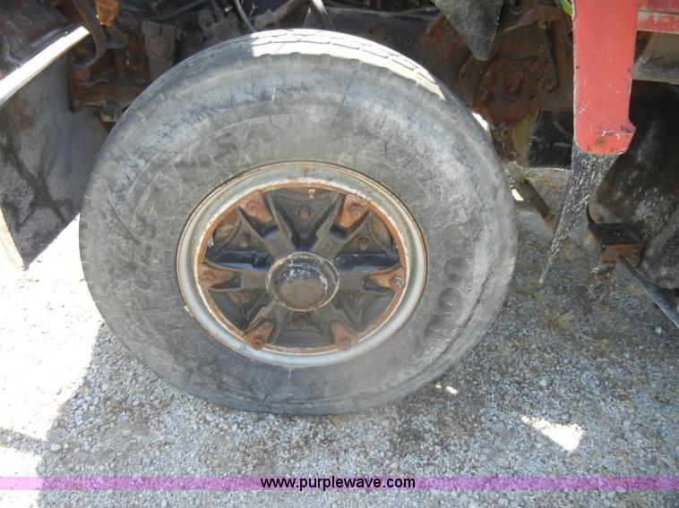 image for item D4605 1993 Ford L8000 dump truck