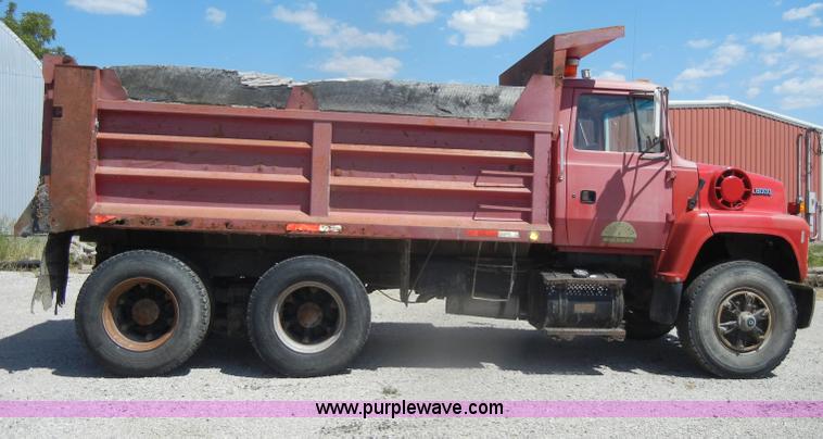 image for item D4606 1996 Ford L8000 dump truck