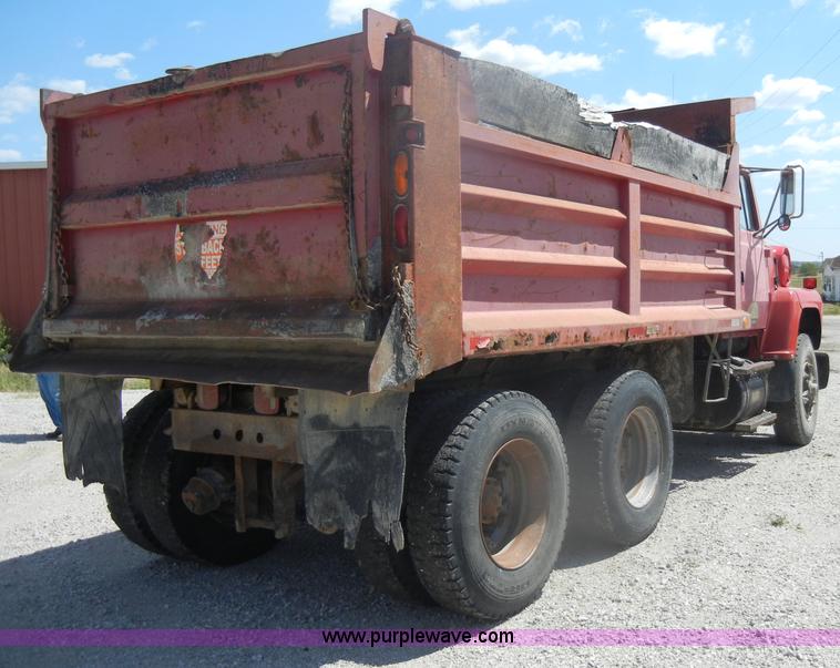 image for item D4606 1996 Ford L8000 dump truck