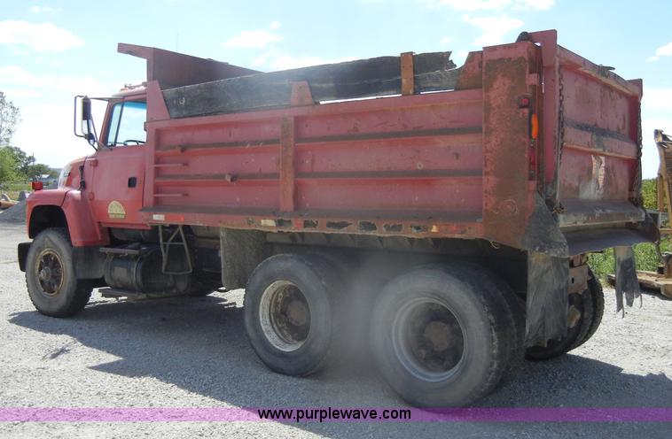 image for item D4606 1996 Ford L8000 dump truck