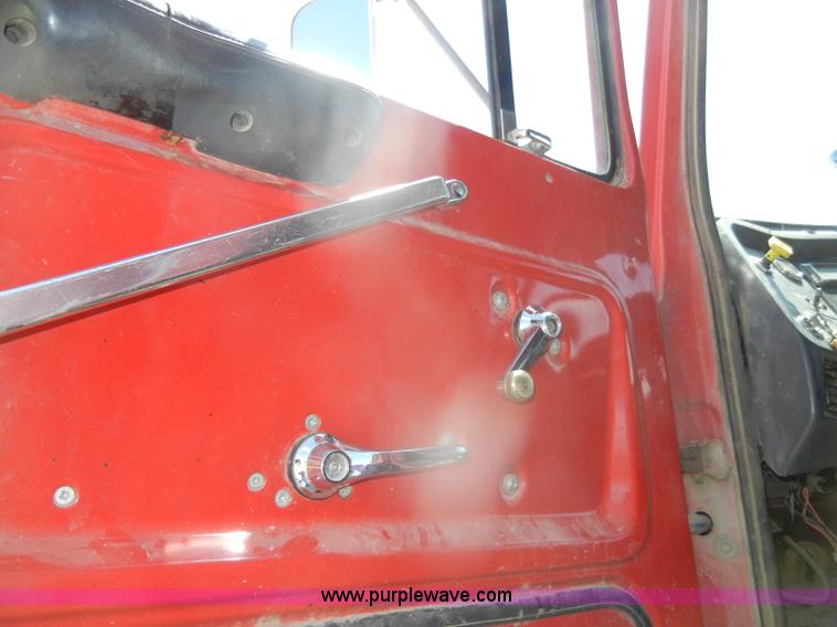 image for item D4606 1996 Ford L8000 dump truck