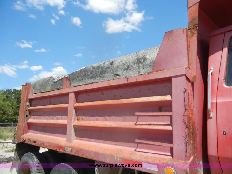 image for item D4606 1996 Ford L8000 dump truck