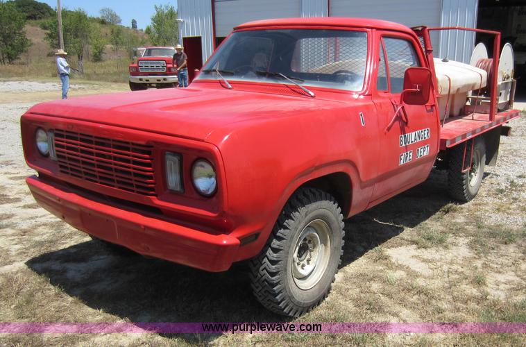 image for item D5605 1977 Dodge W200 flatbed pickup truck