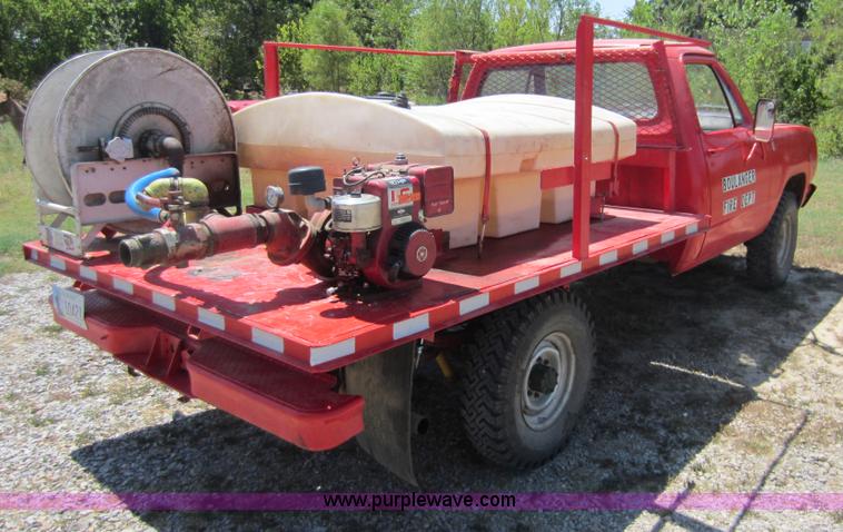 image for item D5605 1977 Dodge W200 flatbed pickup truck