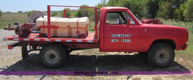 image for item D5605 1977 Dodge W200 flatbed pickup truck