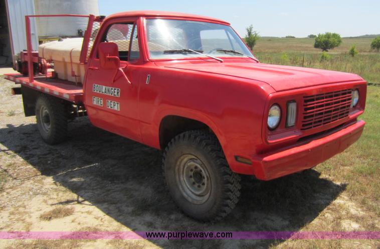 image for item D5605 1977 Dodge W200 flatbed pickup truck