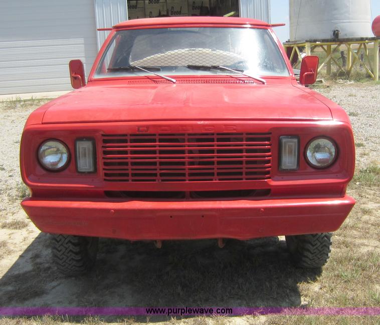 image for item D5605 1977 Dodge W200 flatbed pickup truck