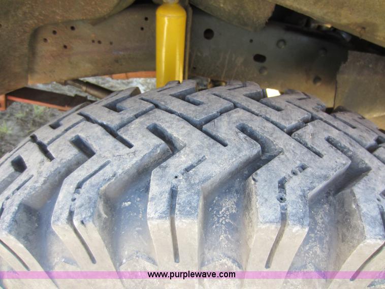 image for item D5605 1977 Dodge W200 flatbed pickup truck