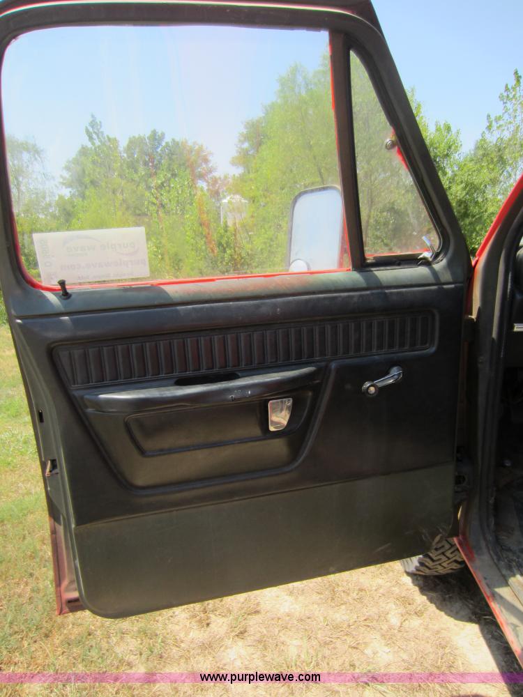 image for item D5605 1977 Dodge W200 flatbed pickup truck