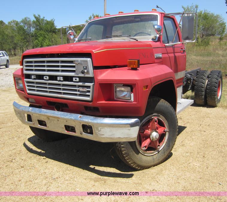 image for item D5606 1983 Ford F700 truck cab and chassis