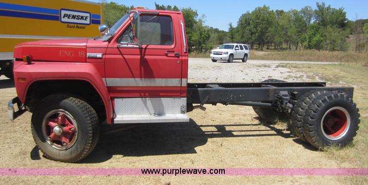 image for item D5606 1983 Ford F700 truck cab and chassis