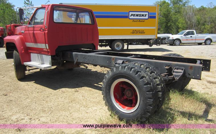 image for item D5606 1983 Ford F700 truck cab and chassis