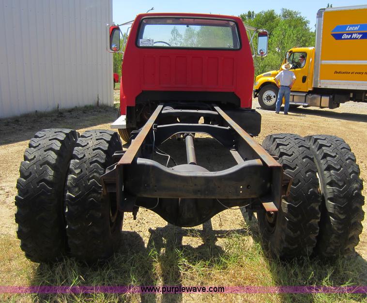 image for item D5606 1983 Ford F700 truck cab and chassis