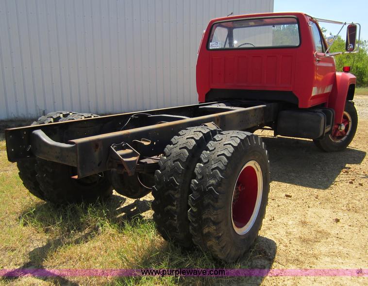 image for item D5606 1983 Ford F700 truck cab and chassis