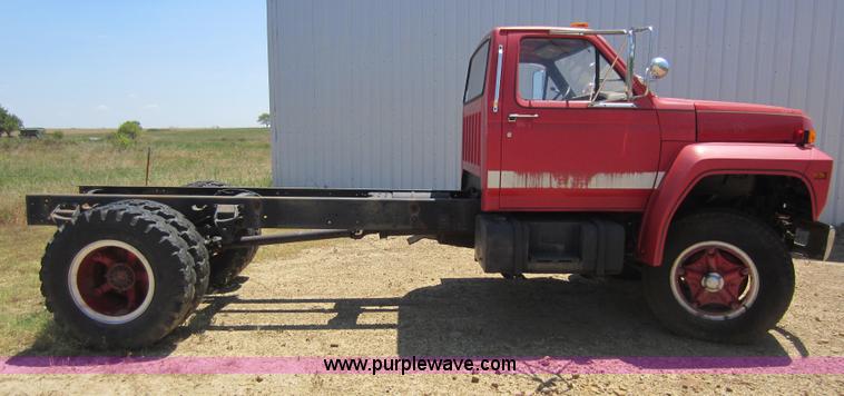 image for item D5606 1983 Ford F700 truck cab and chassis