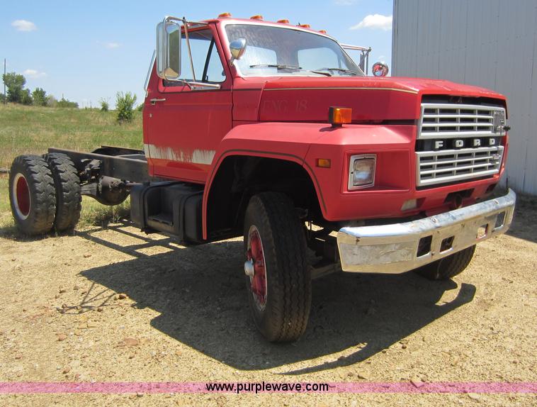 image for item D5606 1983 Ford F700 truck cab and chassis