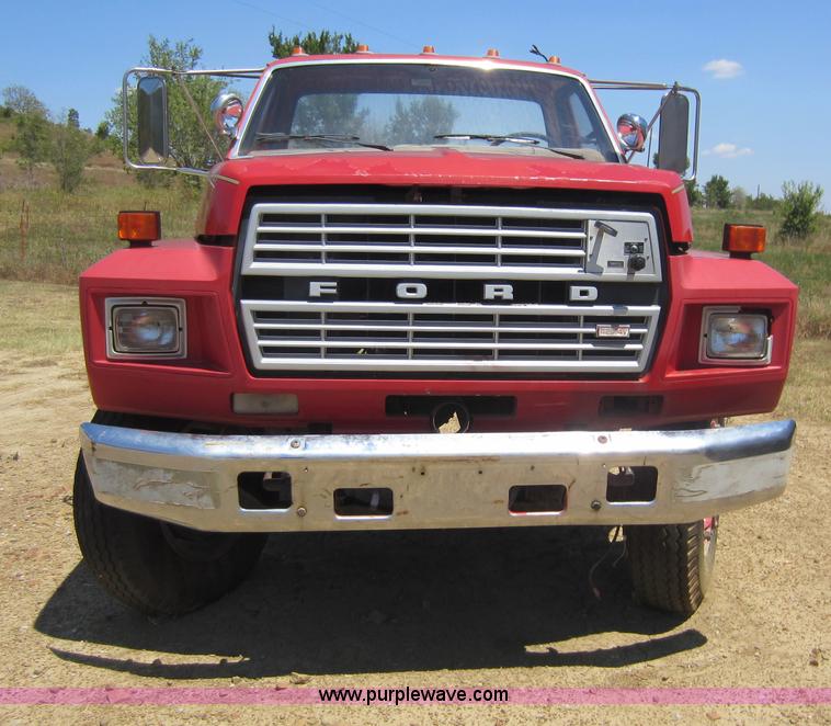 image for item D5606 1983 Ford F700 truck cab and chassis
