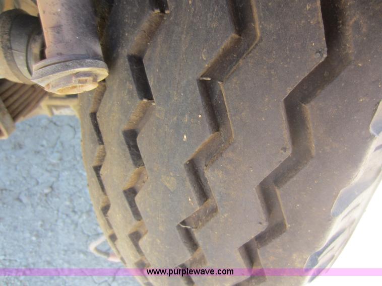 image for item D5606 1983 Ford F700 truck cab and chassis