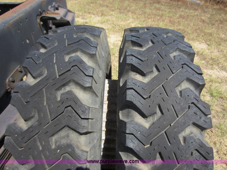 image for item D5606 1983 Ford F700 truck cab and chassis