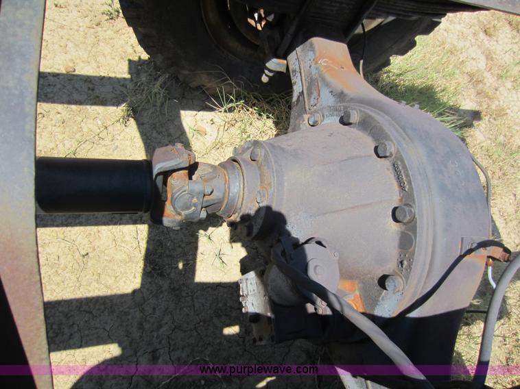 image for item D5606 1983 Ford F700 truck cab and chassis