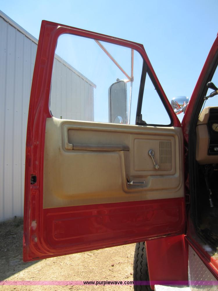 image for item D5606 1983 Ford F700 truck cab and chassis