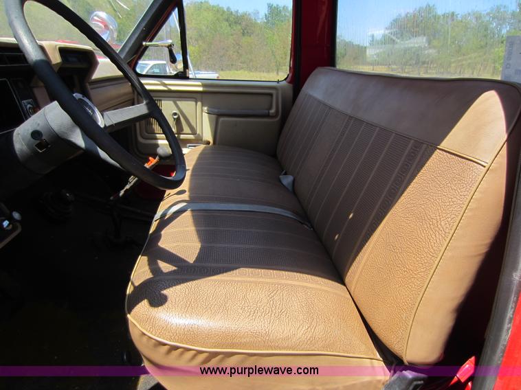 image for item D5606 1983 Ford F700 truck cab and chassis
