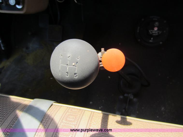 image for item D5606 1983 Ford F700 truck cab and chassis