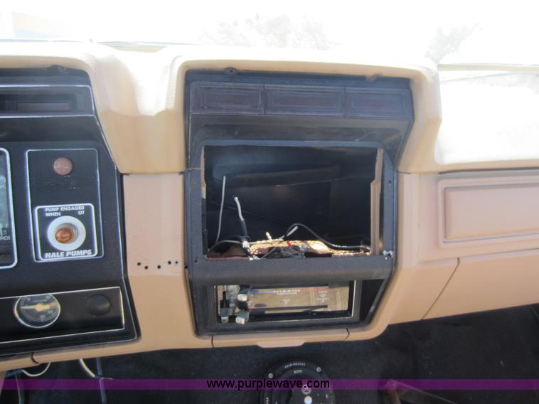 image for item D5606 1983 Ford F700 truck cab and chassis