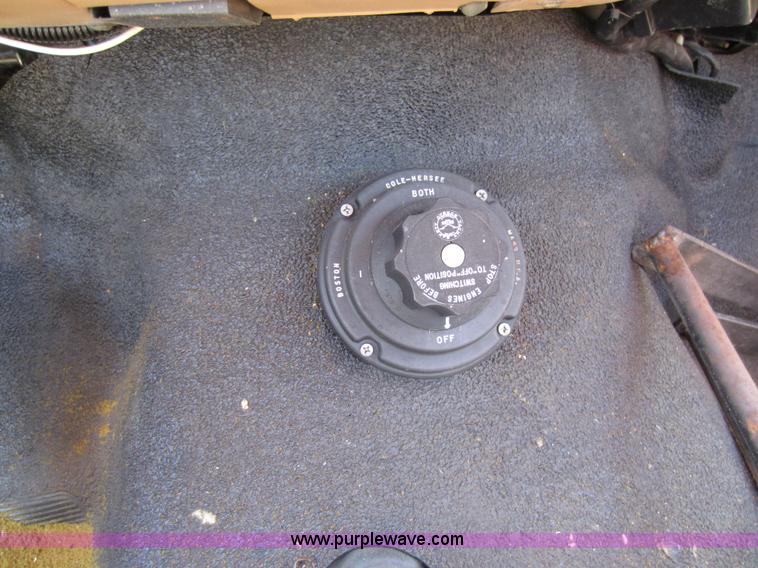 image for item D5606 1983 Ford F700 truck cab and chassis