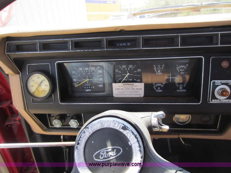 image for item D5606 1983 Ford F700 truck cab and chassis