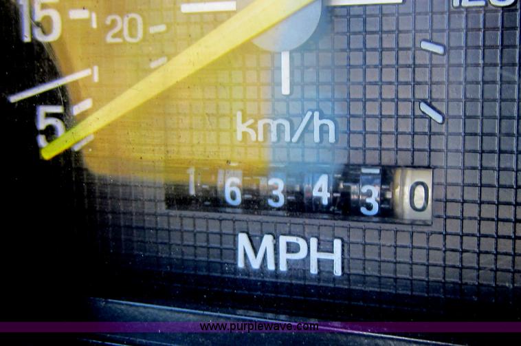 image for item D5606 1983 Ford F700 truck cab and chassis