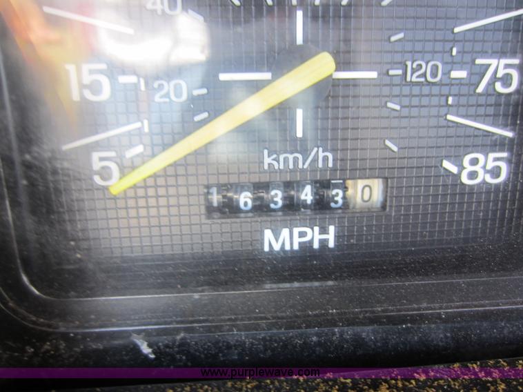 image for item D5606 1983 Ford F700 truck cab and chassis