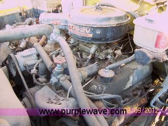 image for item D5606 1983 Ford F700 truck cab and chassis