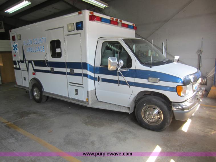 image for item F6502 2001 Ford E350 ambulance