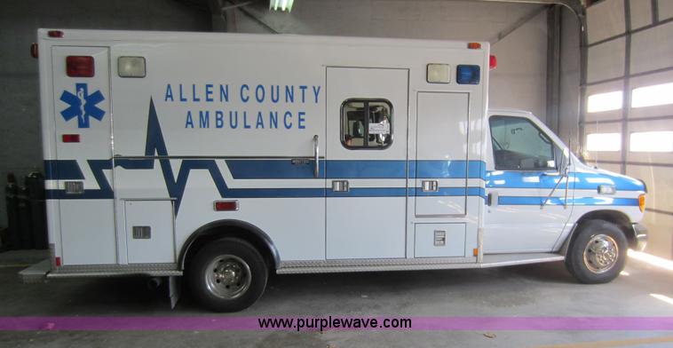 image for item F6502 2001 Ford E350 ambulance