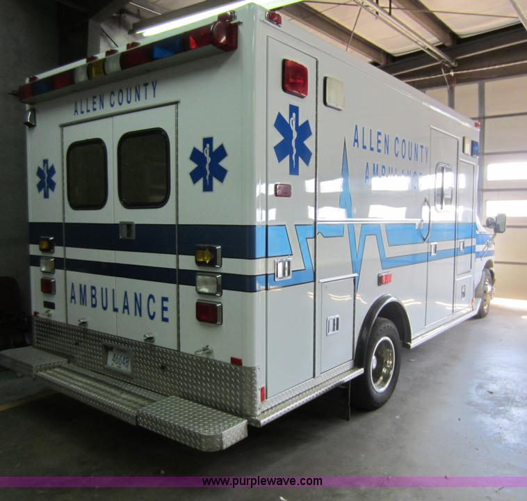 image for item F6502 2001 Ford E350 ambulance