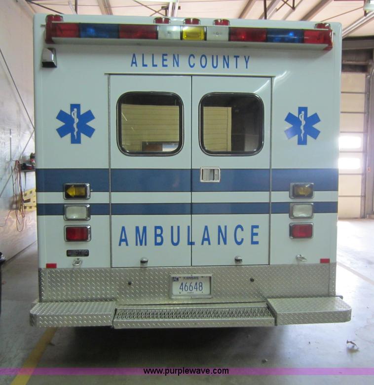 image for item F6502 2001 Ford E350 ambulance