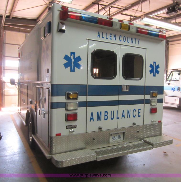 image for item F6502 2001 Ford E350 ambulance